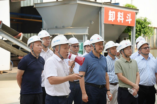 四川路橋總工程師盧偉赴川交公司自動上料機(jī)器人及智能輸送系統(tǒng)實(shí)驗(yàn)現(xiàn)場指導(dǎo)工作